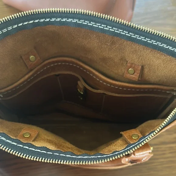 Finns Fickle Leather Rover Crossbody - Picture 4 of 5